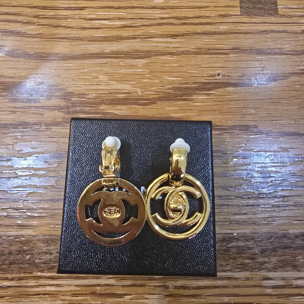 CHANEL Gold Interlocking Earrings - Picture 2 of 6